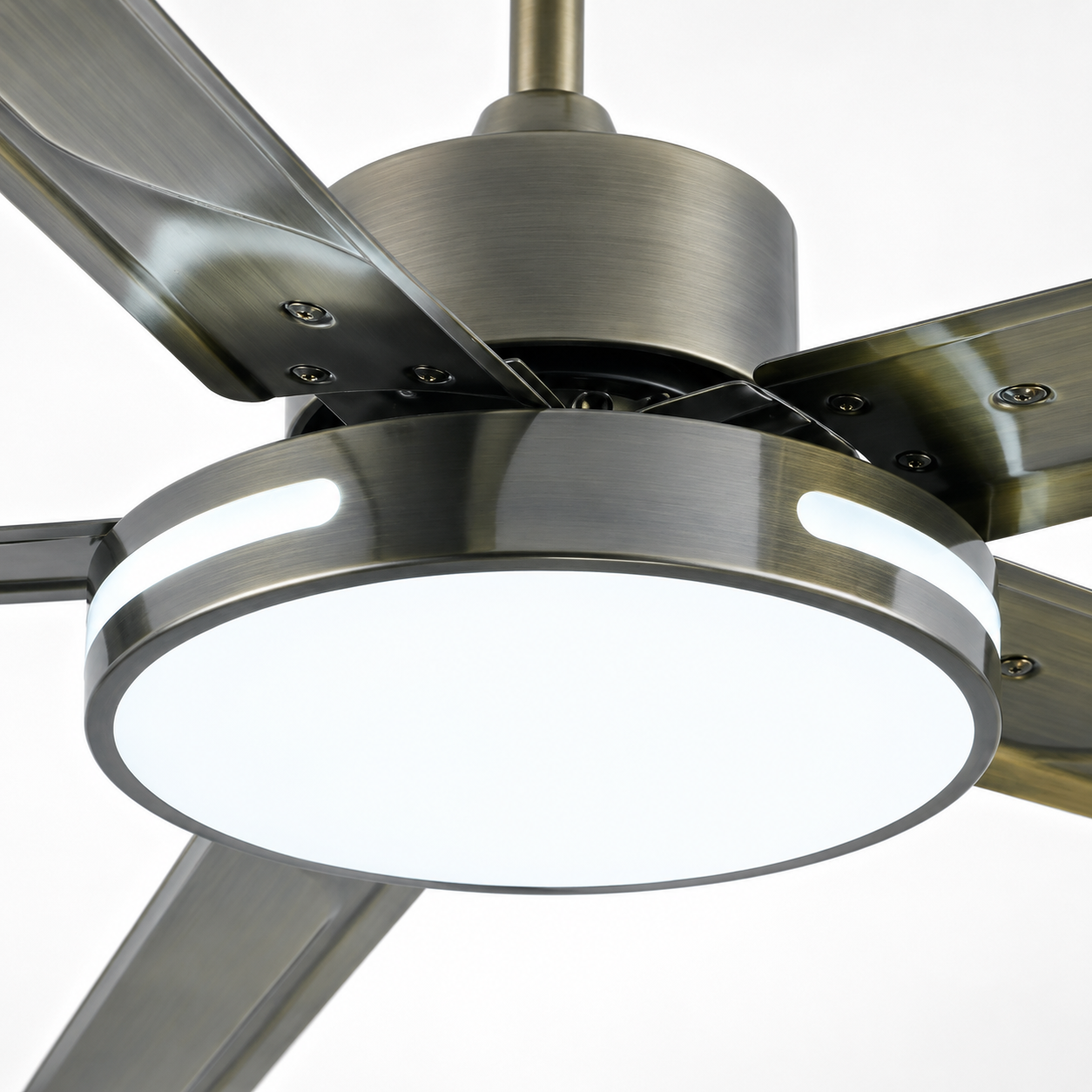 Ventilateur de plafond Ventalia Brooklyn 52" avec lumière LED, télécommande et moteur réversible