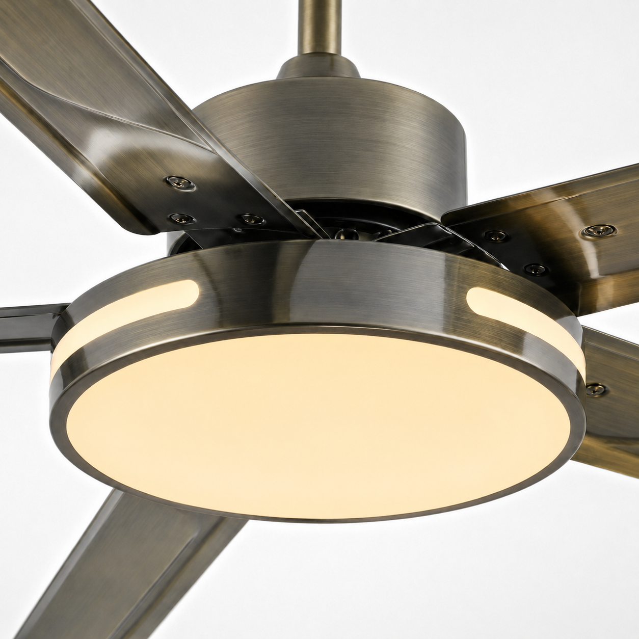 Ventilateur de plafond Ventalia Brooklyn 52" avec lumière LED, télécommande et moteur réversible
