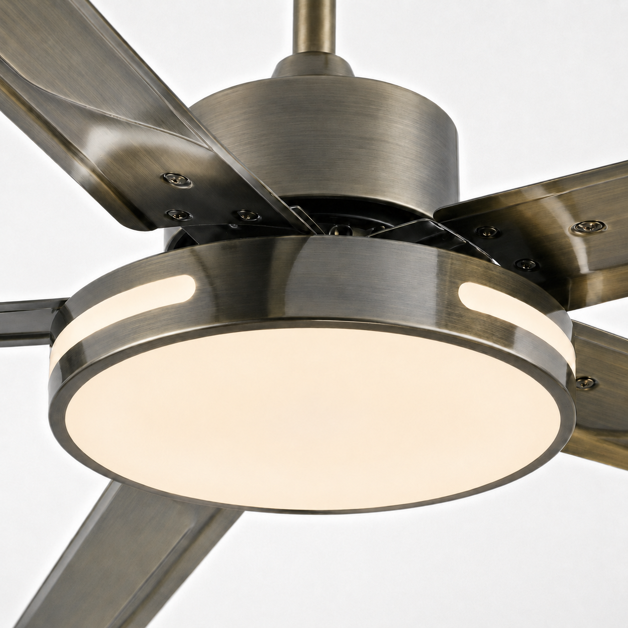 Ventilateur de plafond Ventalia Brooklyn 52" avec lumière LED, télécommande et moteur réversible