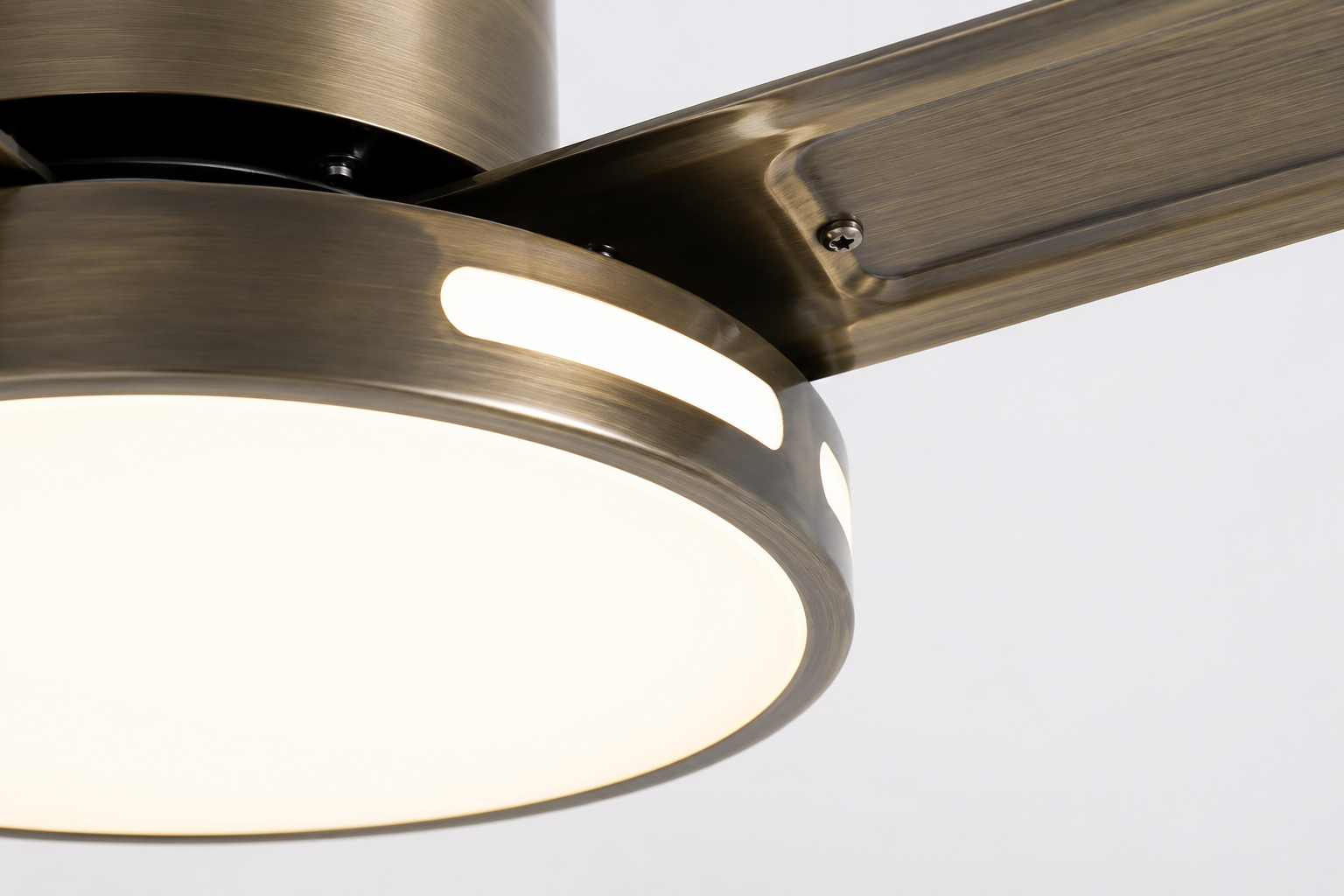 Ventilateur de plafond Ventalia Brooklyn 52" avec lumière LED, télécommande et moteur réversible